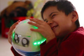 robotul pentru copii care sufera de autism